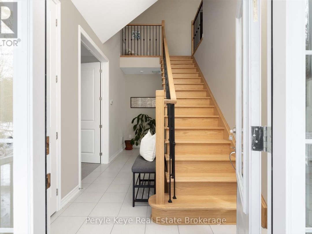 16 LEEDS COURT, Muskoka River