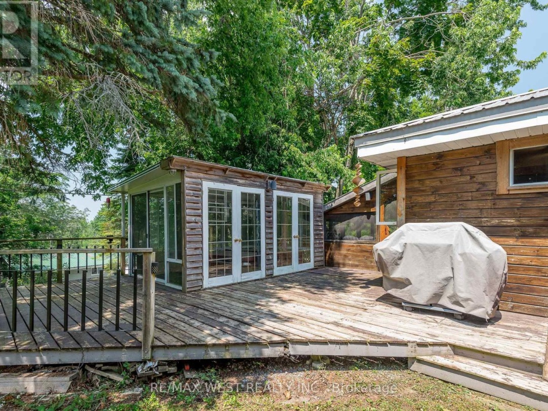 8 ROBINS LANE, 