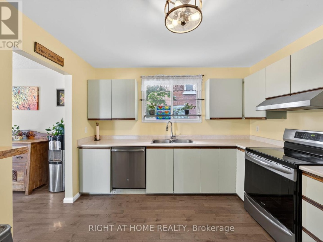 112 BORLAND STREET E, 