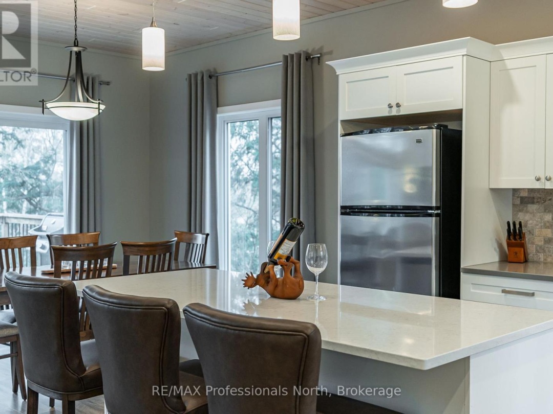 5997 KENNISIS LAKE ROAD, Kennisis Lake