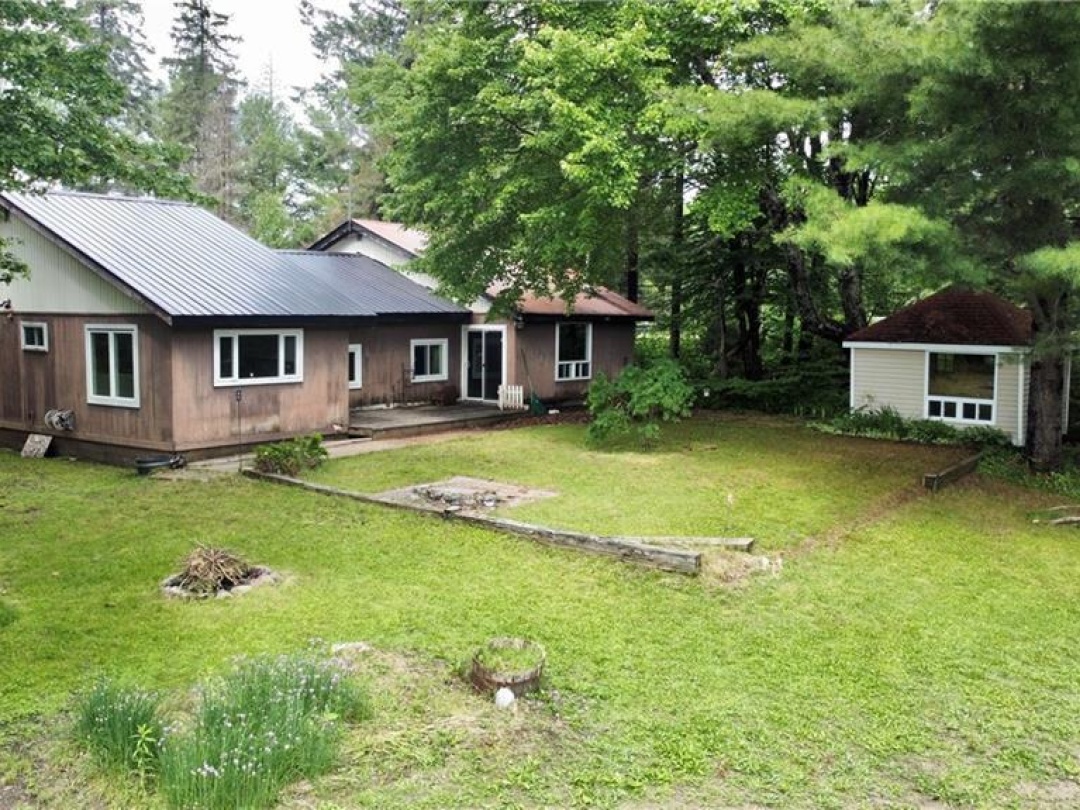 2424 Fraserburg Road, Muskoka River