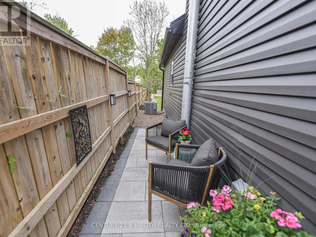 274 MISSISSAGA STREET W, 