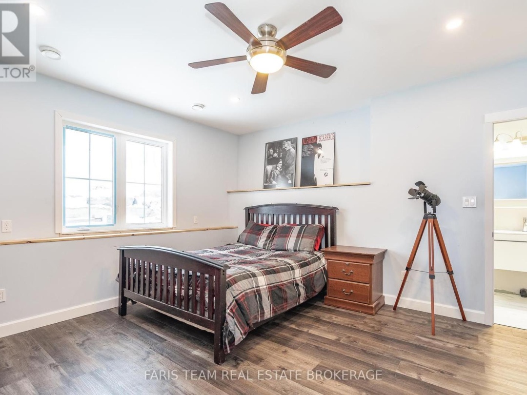32 LEISURE COURT, 