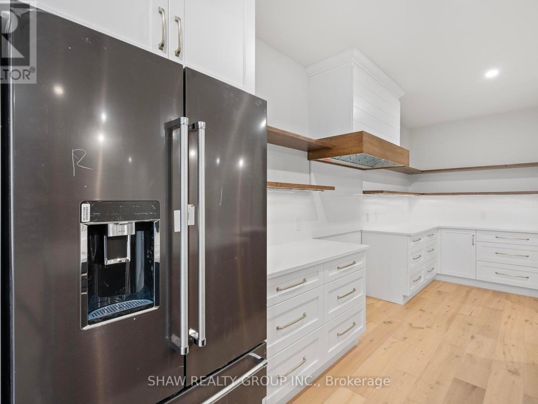 33 GLEN EAGLE COURT, 