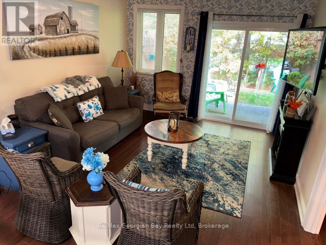 10 MAPLE COURT, 
