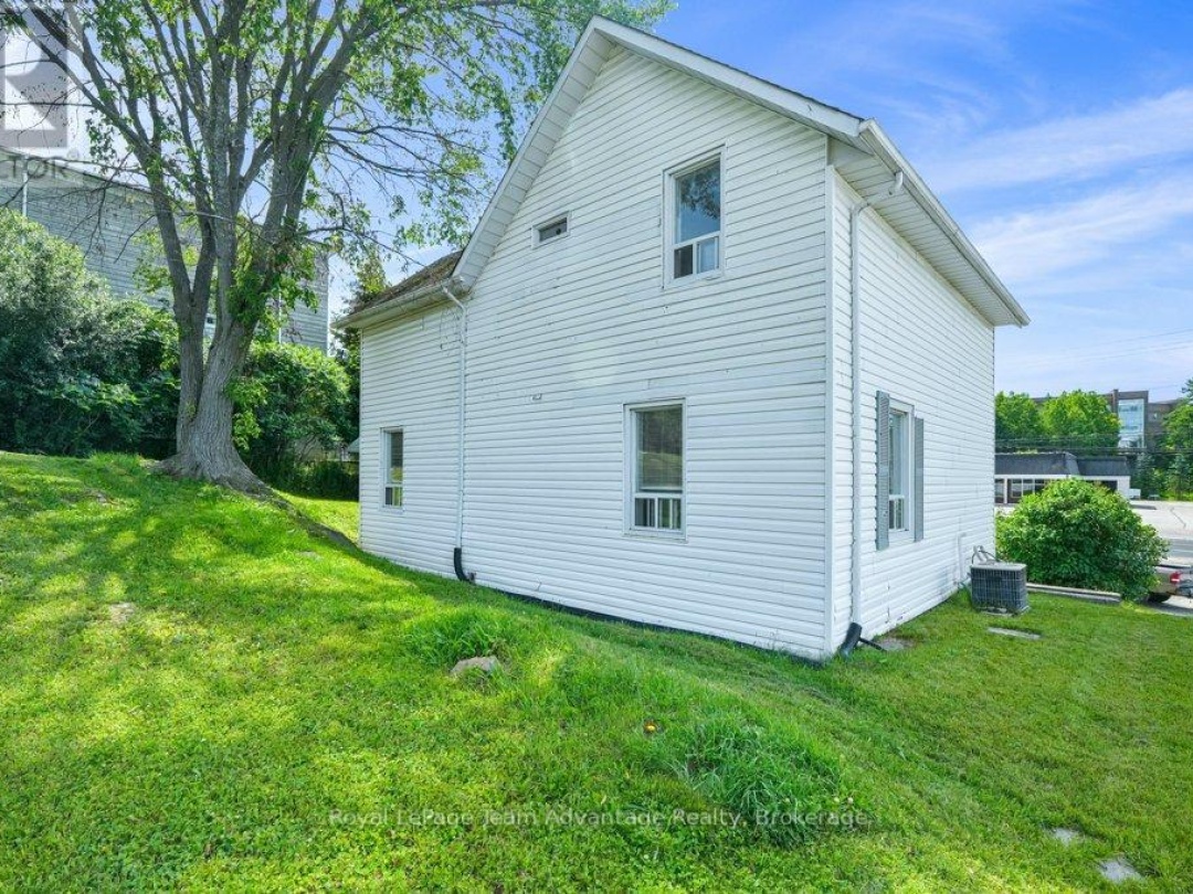 76 BOWES STREET, Parry Sound