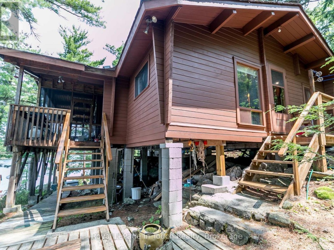 B207-7 WAHSOUNE ISLAND, Georgian Bay