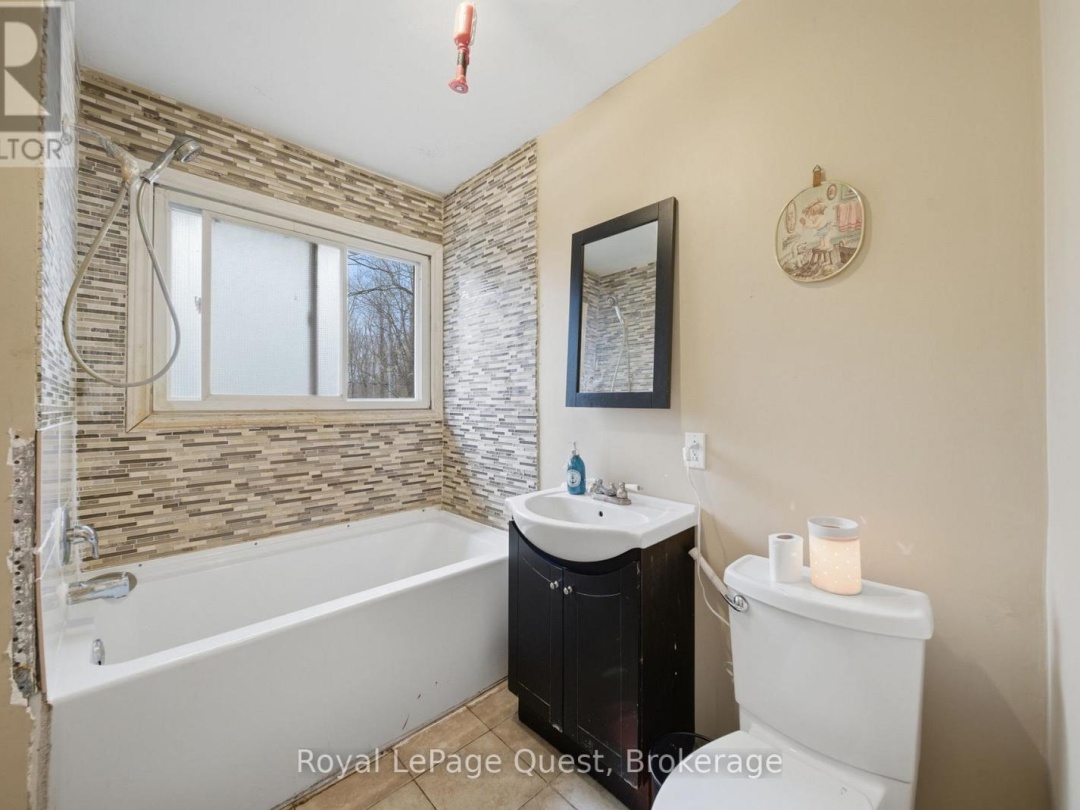 7476 ASH CRESCENT, Black River