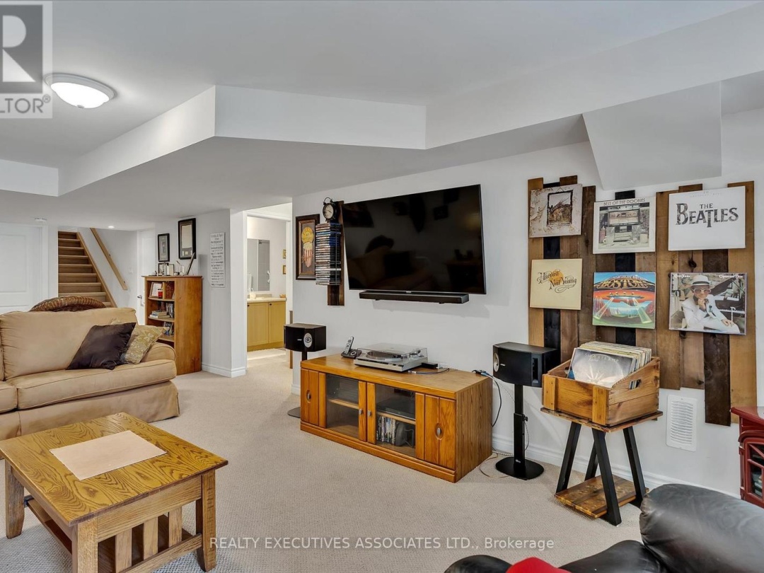 36 - 17 LAKEWOOD CRESCENT, 