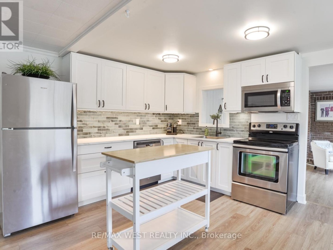 8060 OAKRIDGE DRIVE, Green River