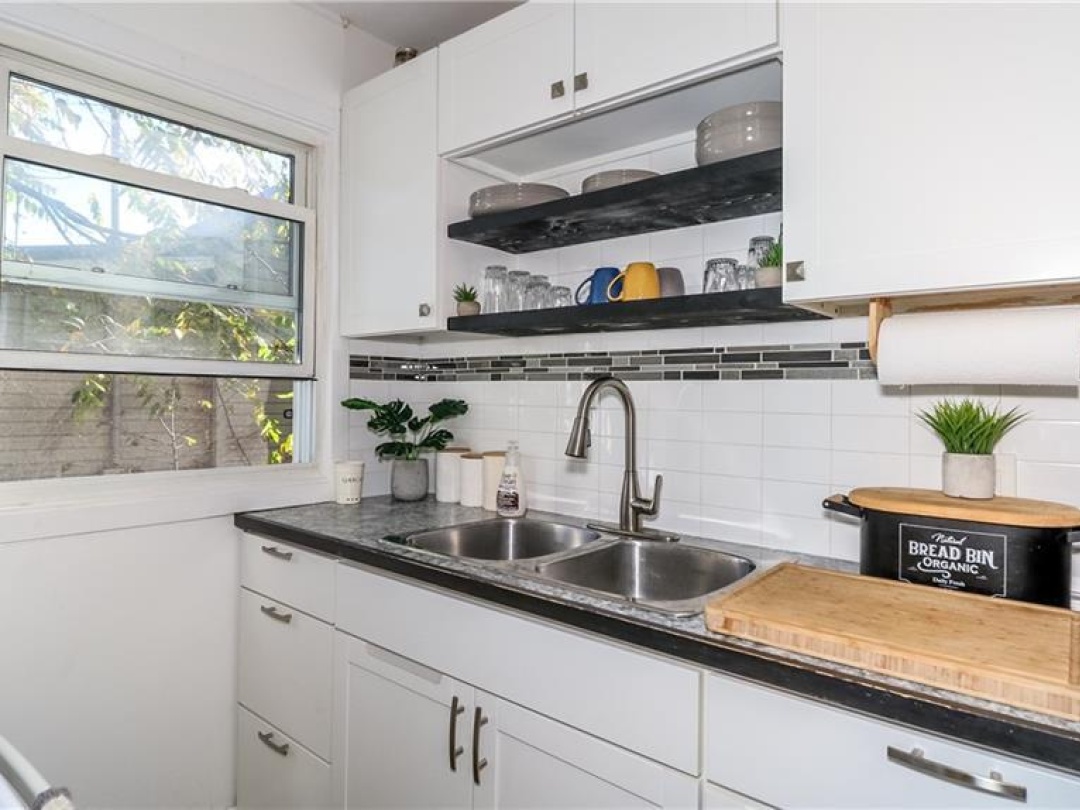 7 ALBANY Avenue, 