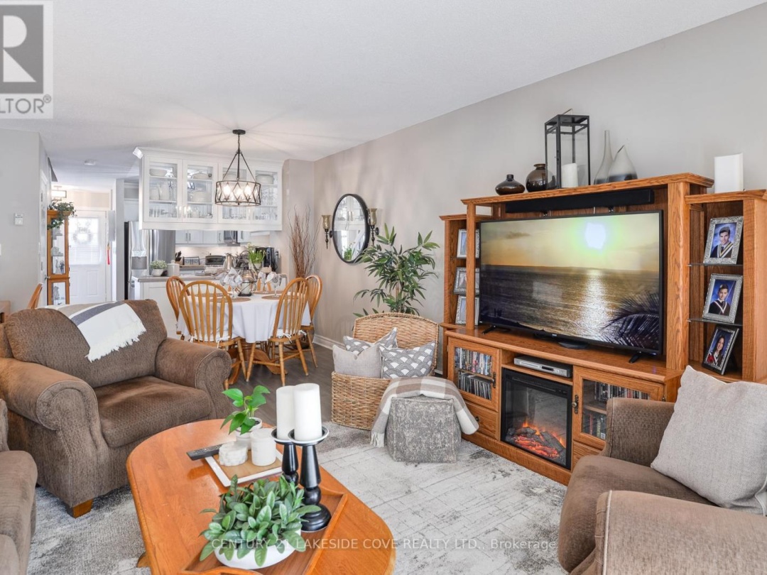 UNIT 4 - 4 PARADISE BOULEVARD, Lake Simcoe