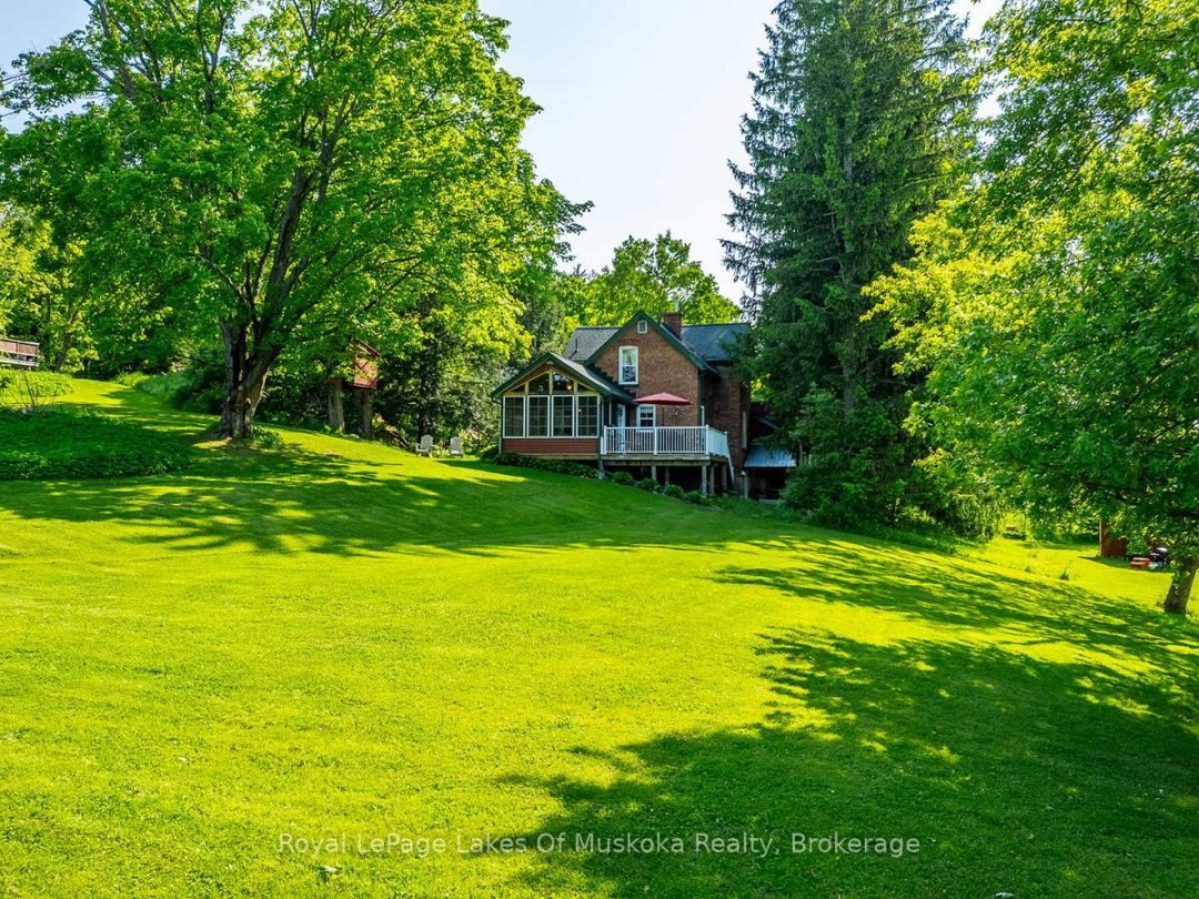 229 FRASERBURG ROAD, Bracebridge (Macaulay)