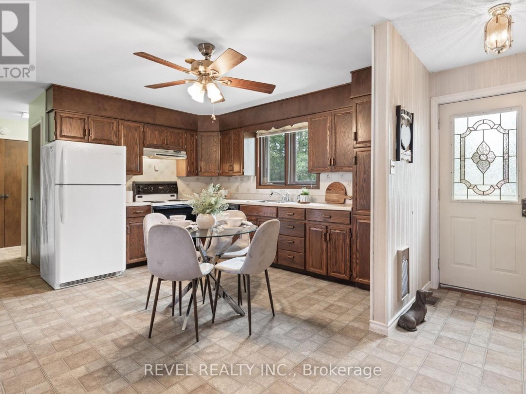 126 PINEWOOD BOULEVARD, Canal Lake