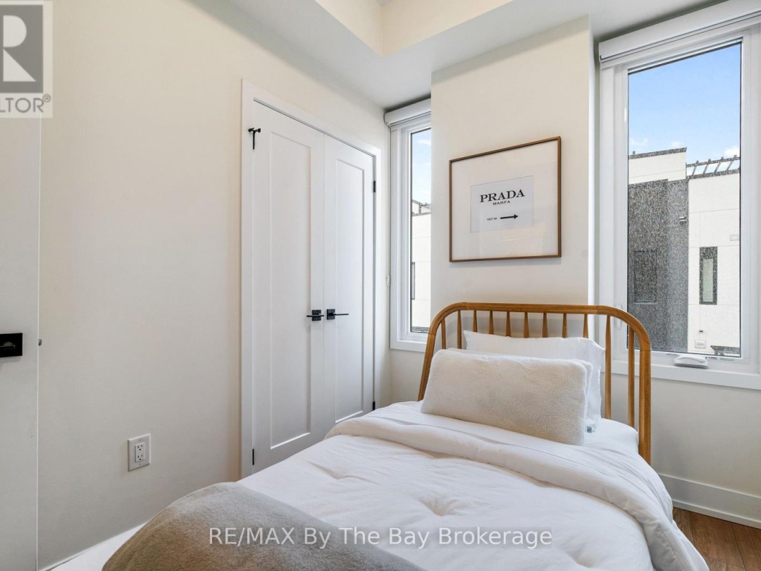 8 BRU LOR LANE, Lake Simcoe