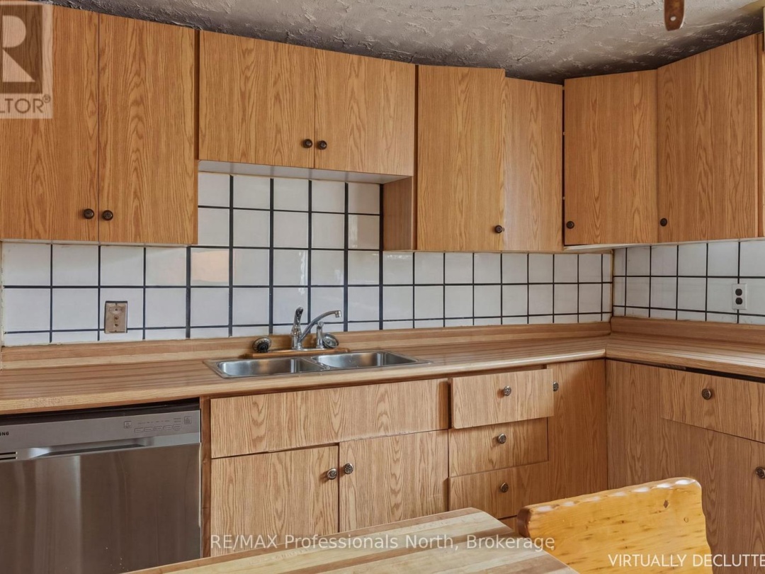 1056 KIRK LINE W, Bracebridge (Macaulay)