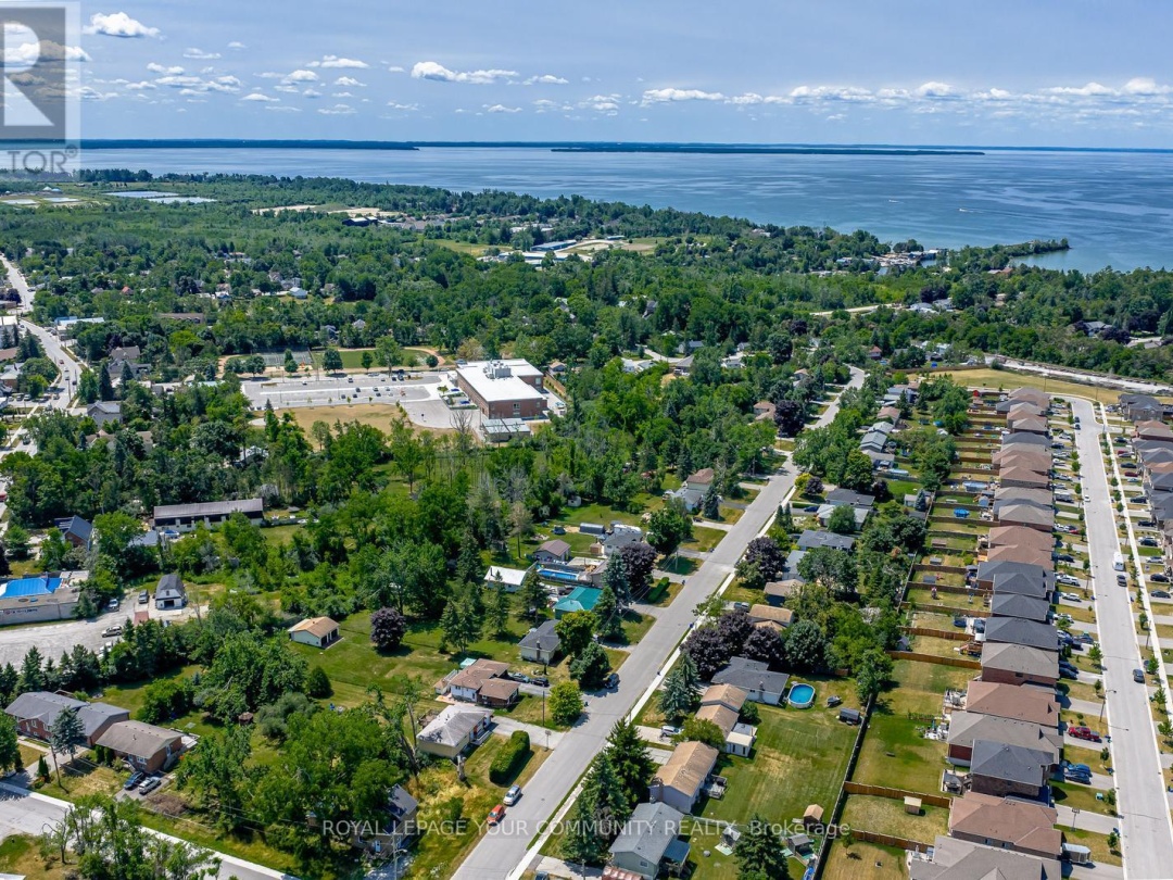 347 LAKELAND CRESCENT, 