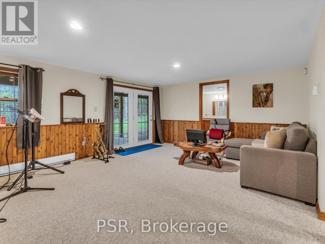 1040 AMELIA CRESCENT, 