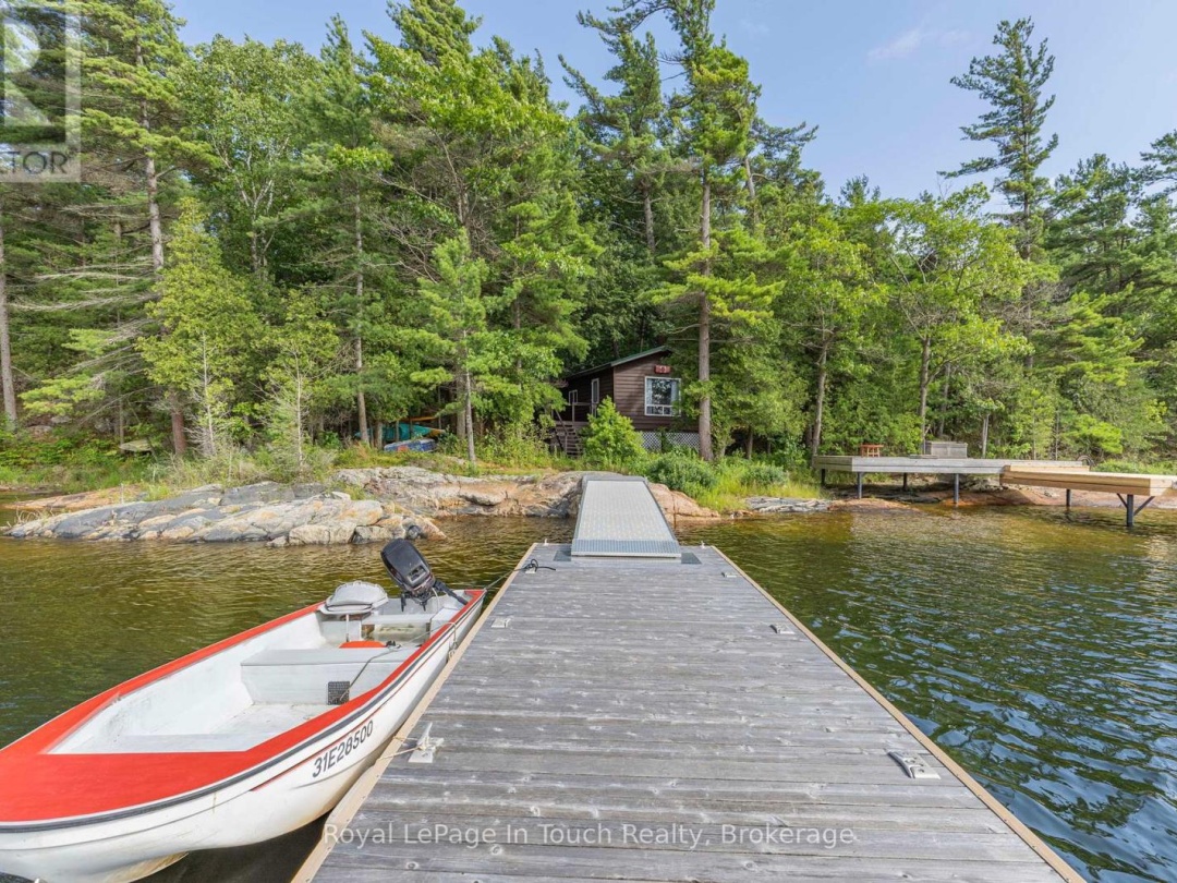 B207-10 WAHSOUNE ISLAND, Georgian Bay
