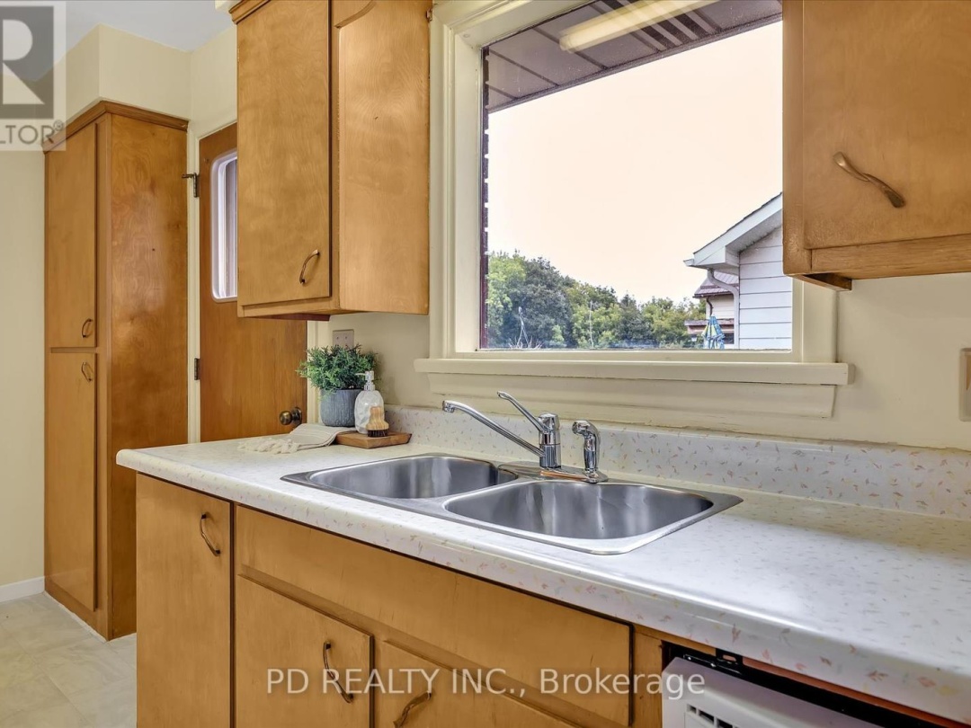 28 BOND STREET E, 