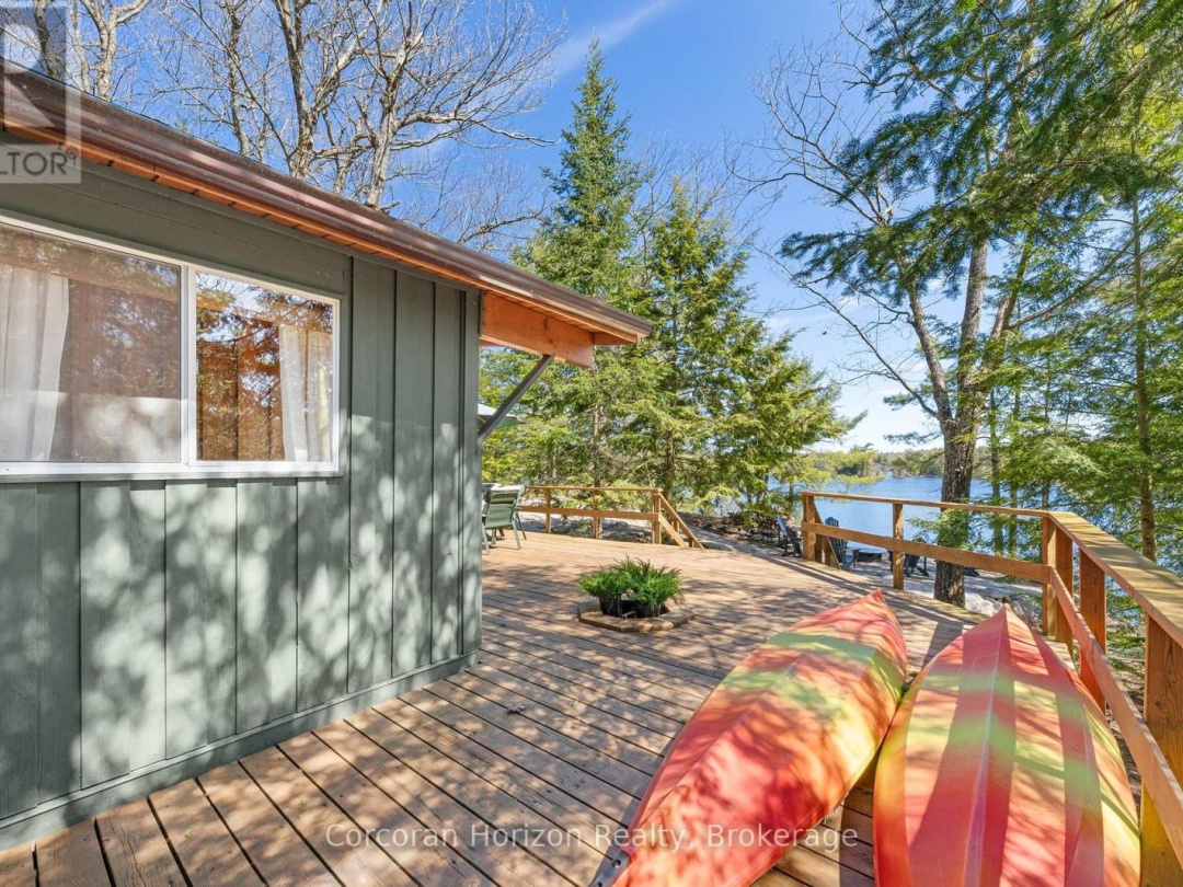 462 ISLAND 90 ISLAND, Six Mile Lake