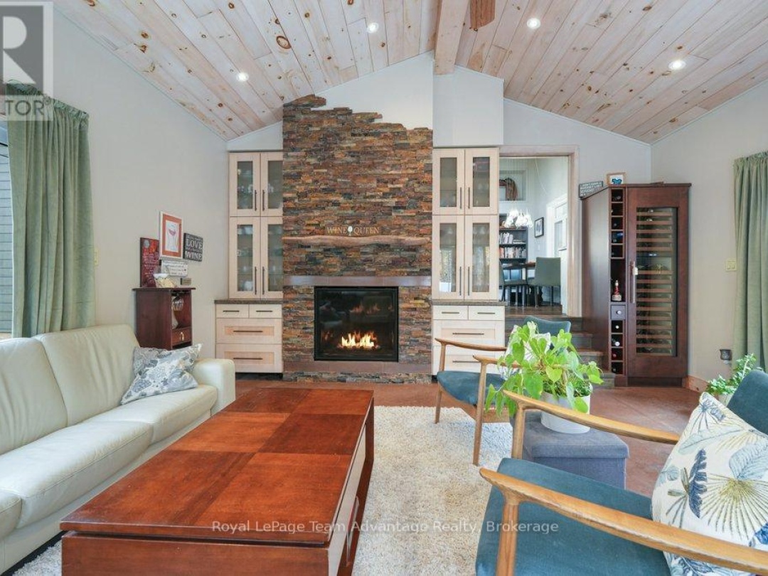 34 BEECHWOOD LANE, Hooton Lake