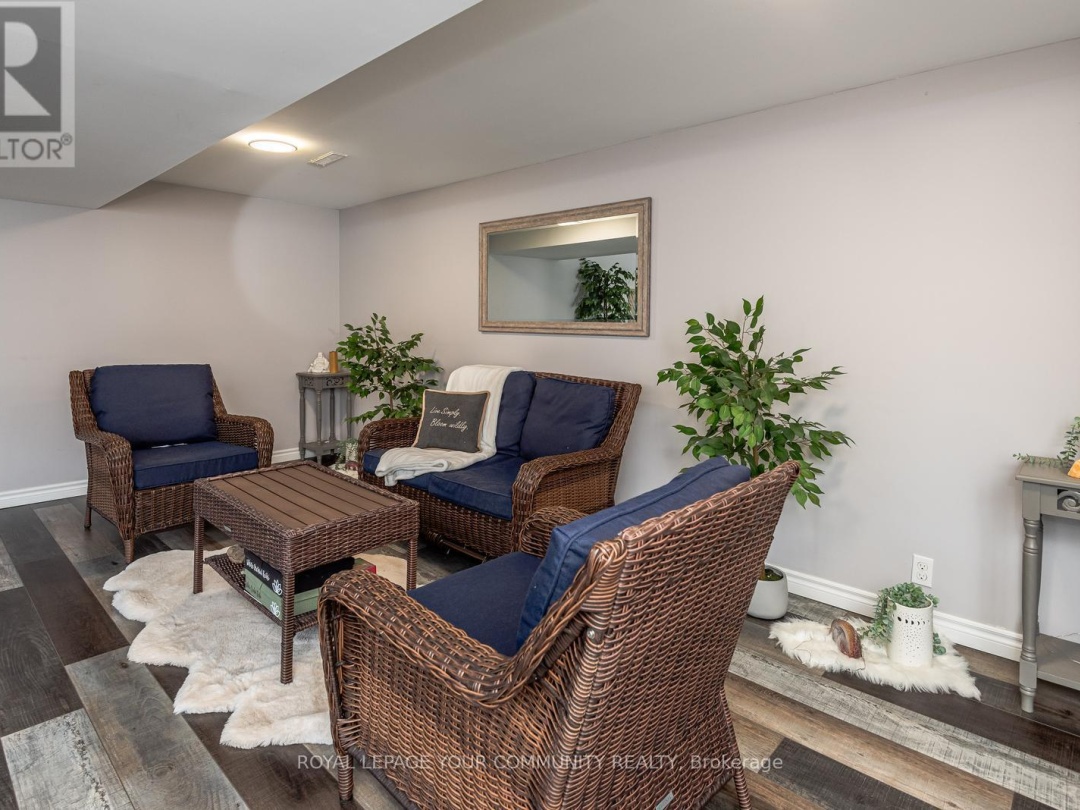347 LAKELAND CRESCENT, 