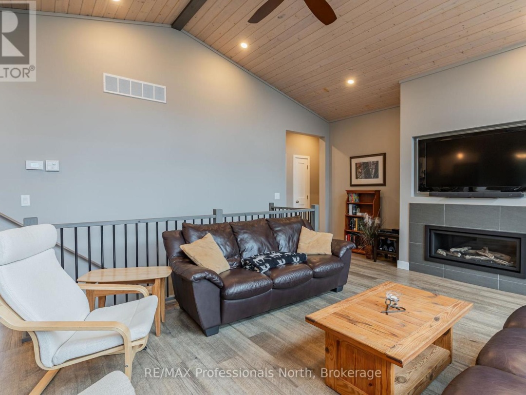 5997 KENNISIS LAKE ROAD, Kennisis Lake