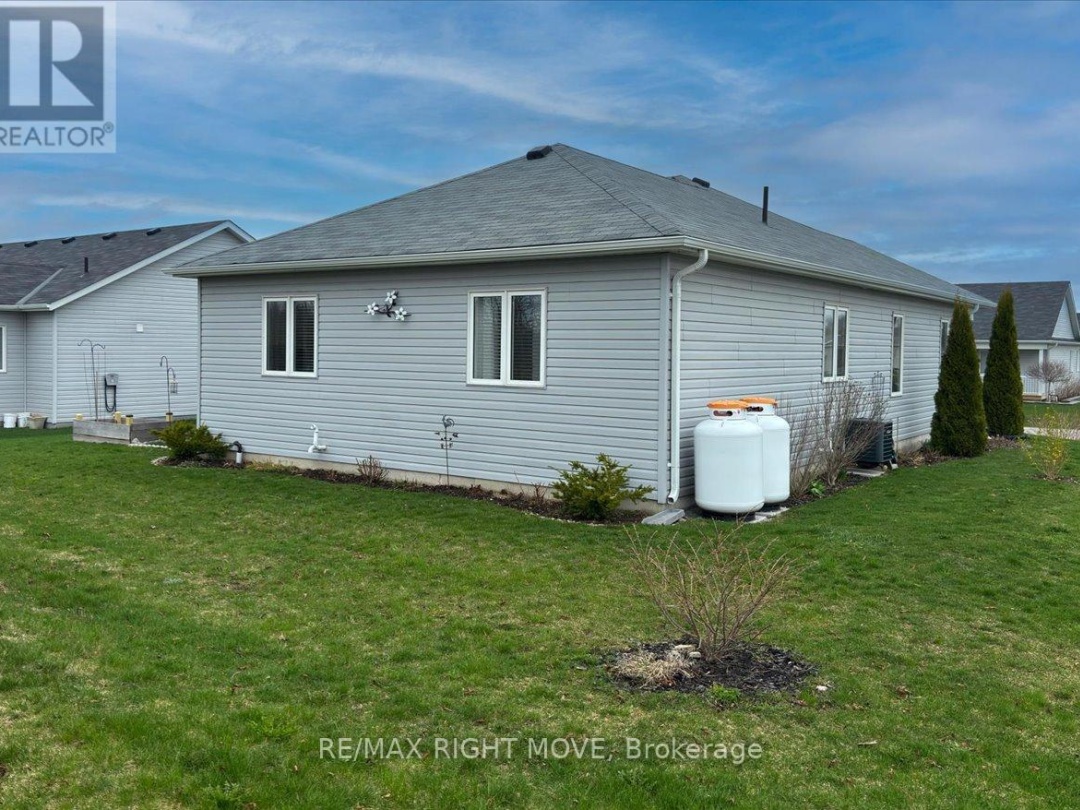 1 SINCLAIR CRESCENT, Ramara (Atherley)