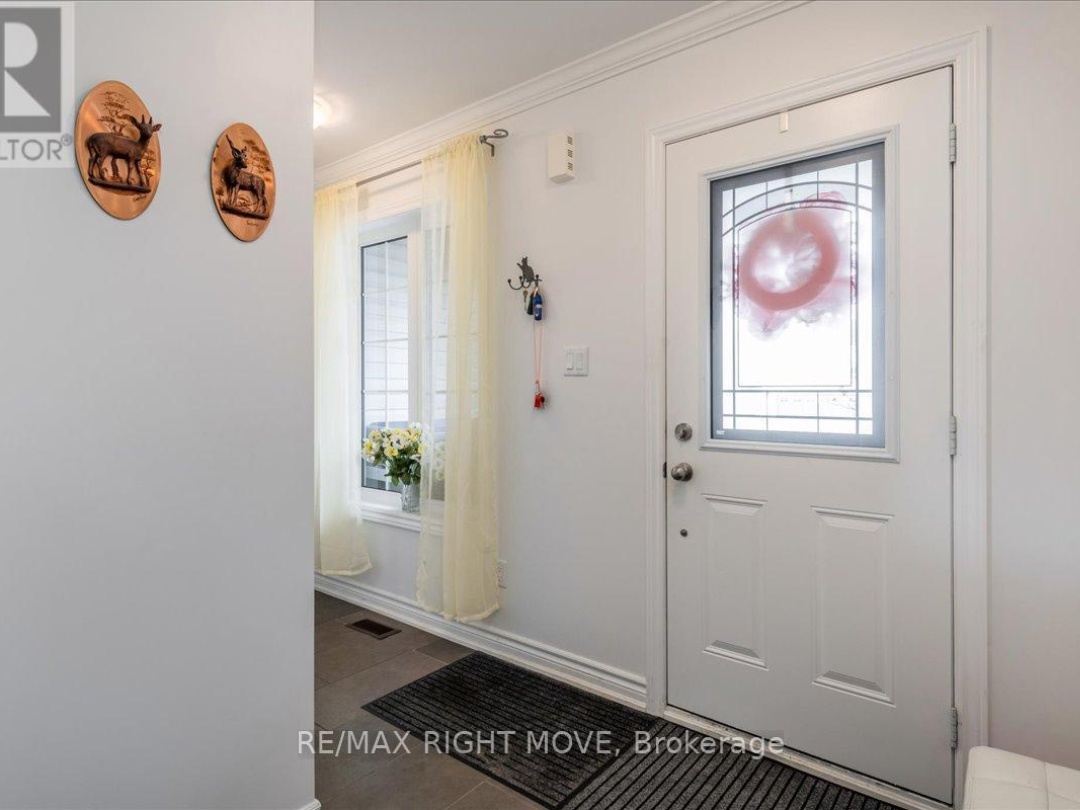 1 SINCLAIR CRESCENT, Ramara (Atherley)