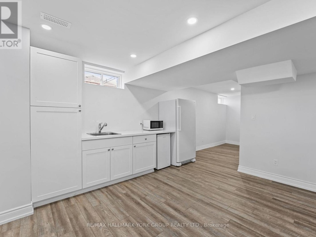 8 POLLOCK AVENUE, Lake Simcoe