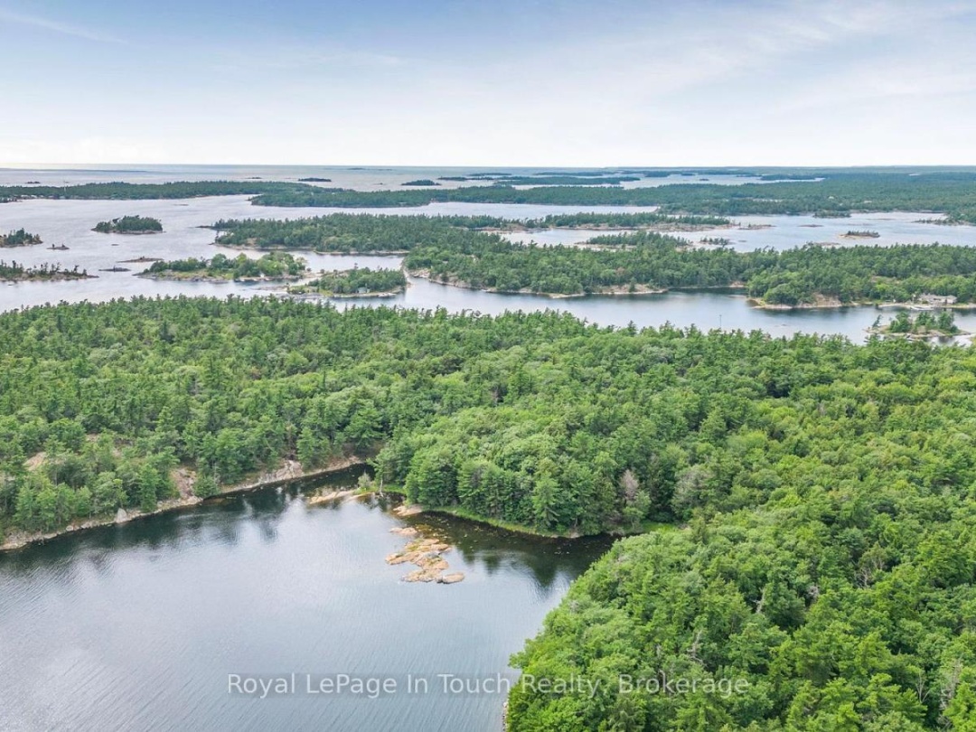 B207-10 WAHSOUNE ISLAND, Georgian Bay