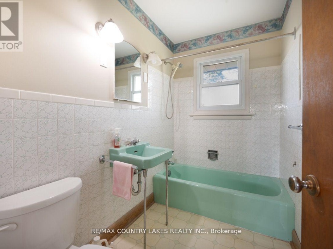 895 HIGHWAY 7 ROAD, Kawartha Lakes (Oakwood)