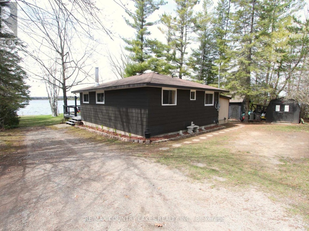 31 HILLCREST AVENUE, Mitchell Lake