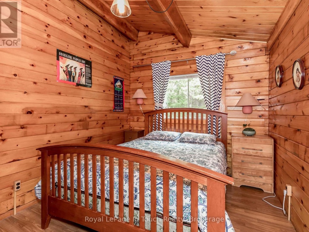 B207-7 WAHSOUNE ISLAND, Georgian Bay