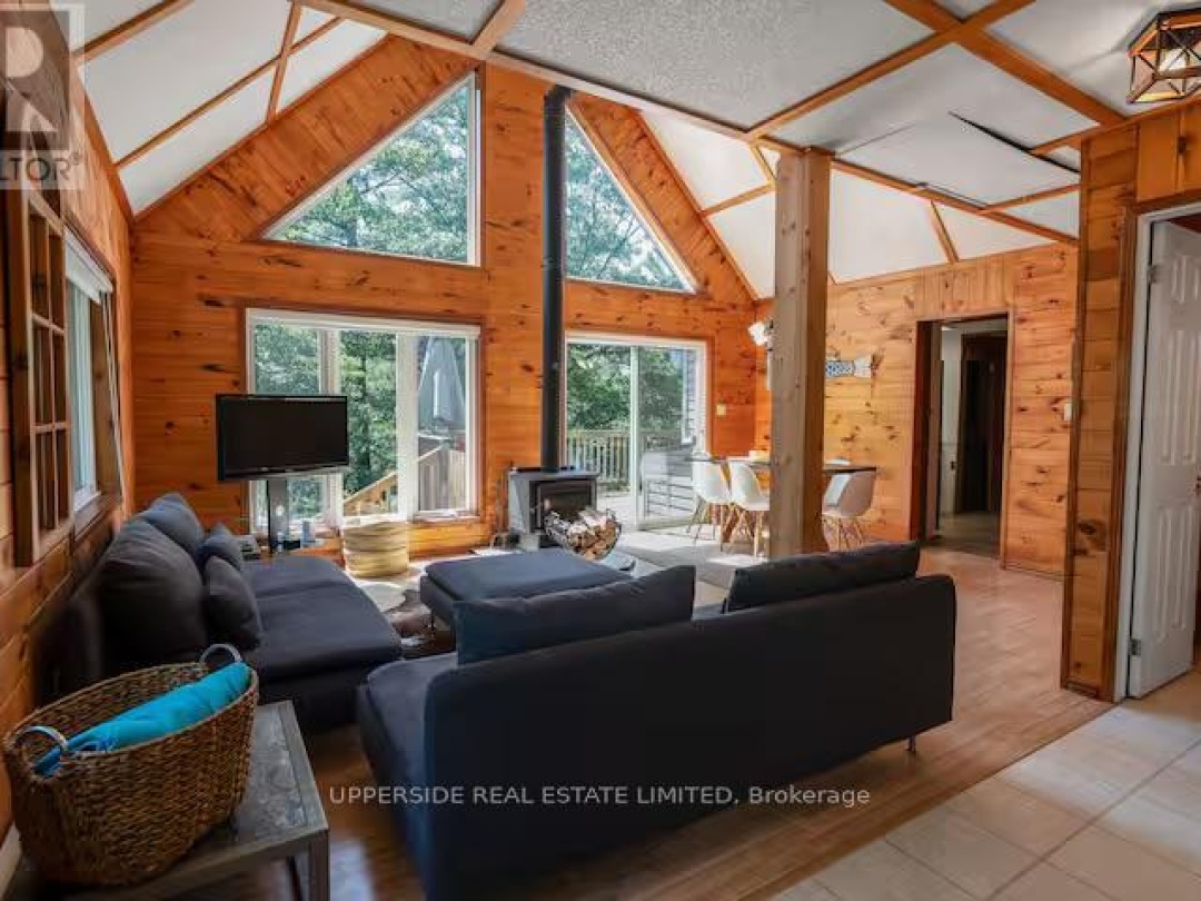 1040 OAK ROAD, Kahshe Lake