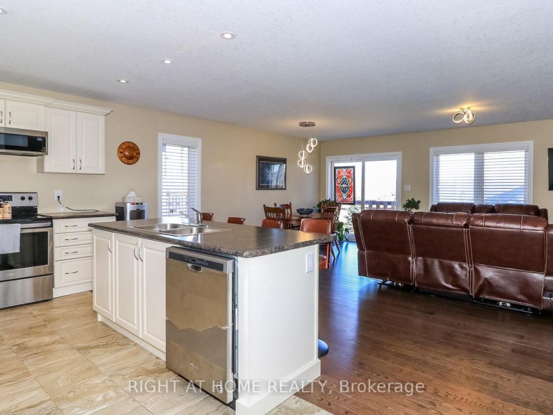 28 HUNTER AVENUE, Tay (Victoria Harbour)