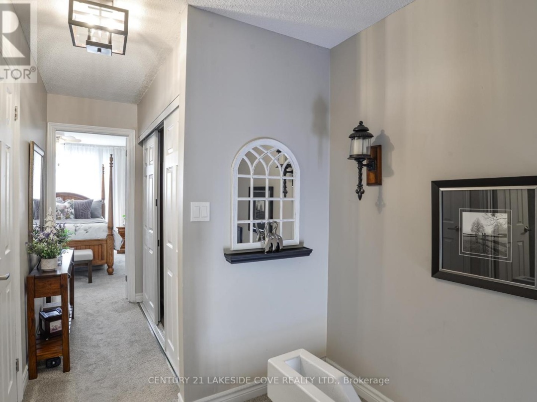 UNIT 4 - 4 PARADISE BOULEVARD, Lake Simcoe