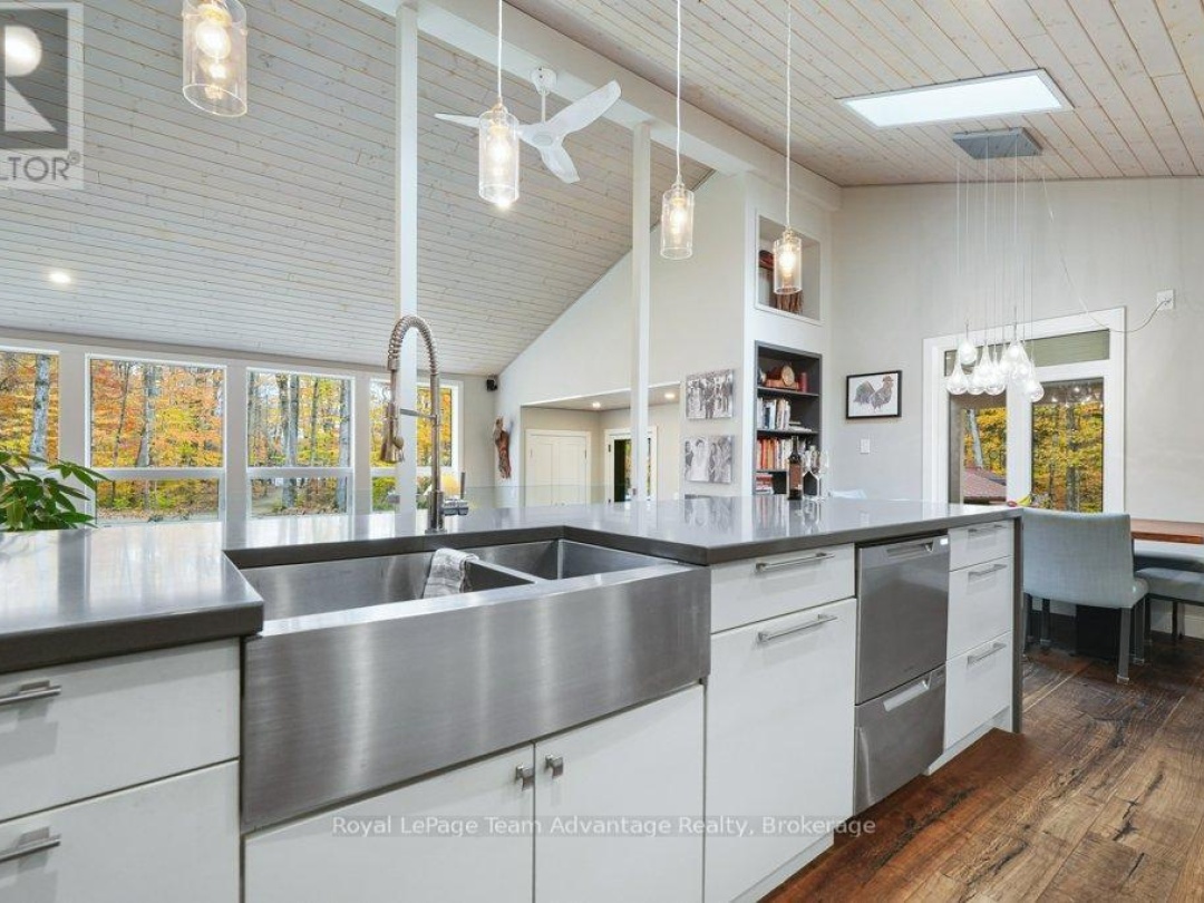34 BEECHWOOD LANE, Hooton Lake