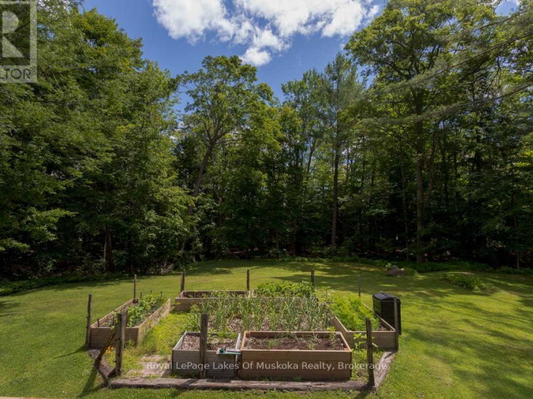10 MUSKOKA PINES ROAD, 