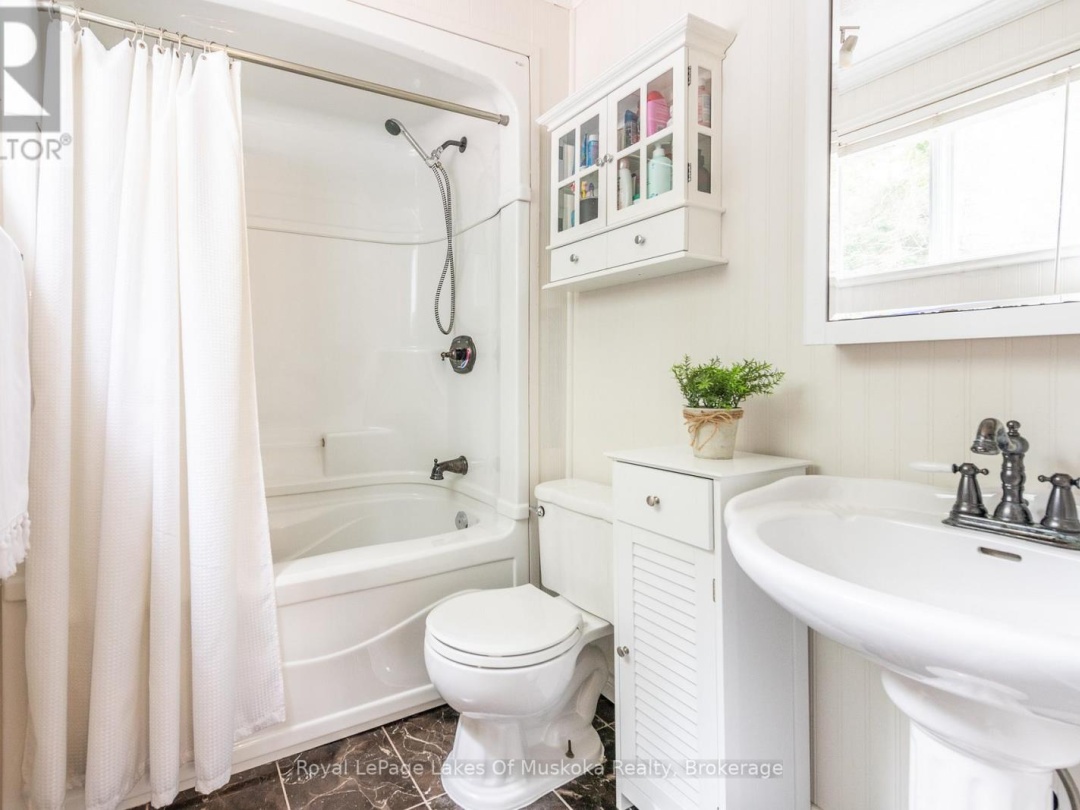 1588 SKYLINE DRIVE, Peninsula Lake