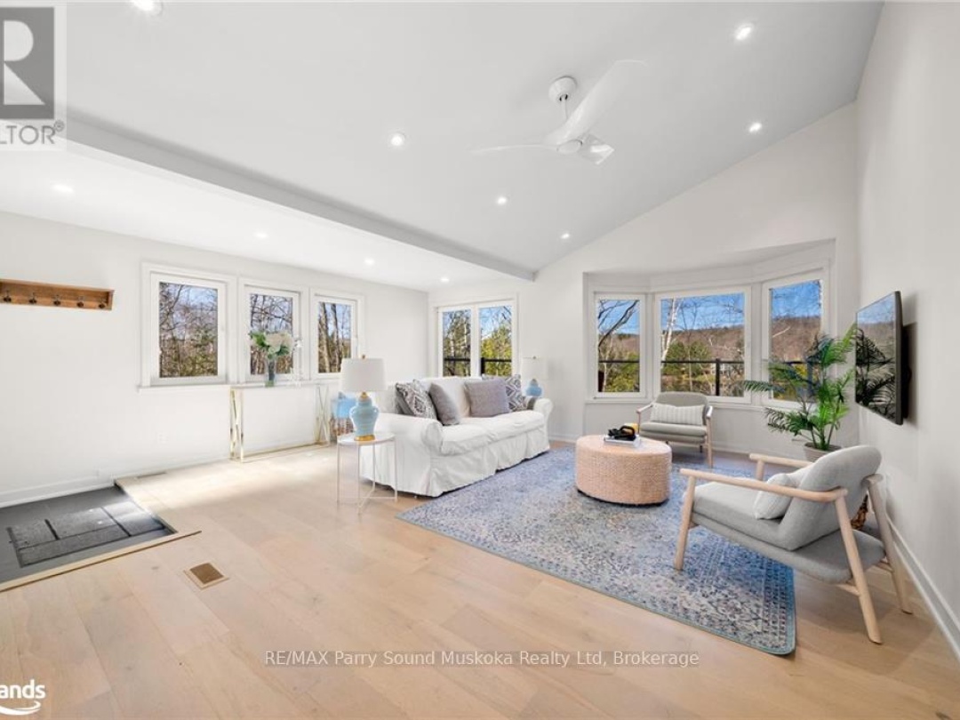 68 PINEWOOD ROAD, Long Lake