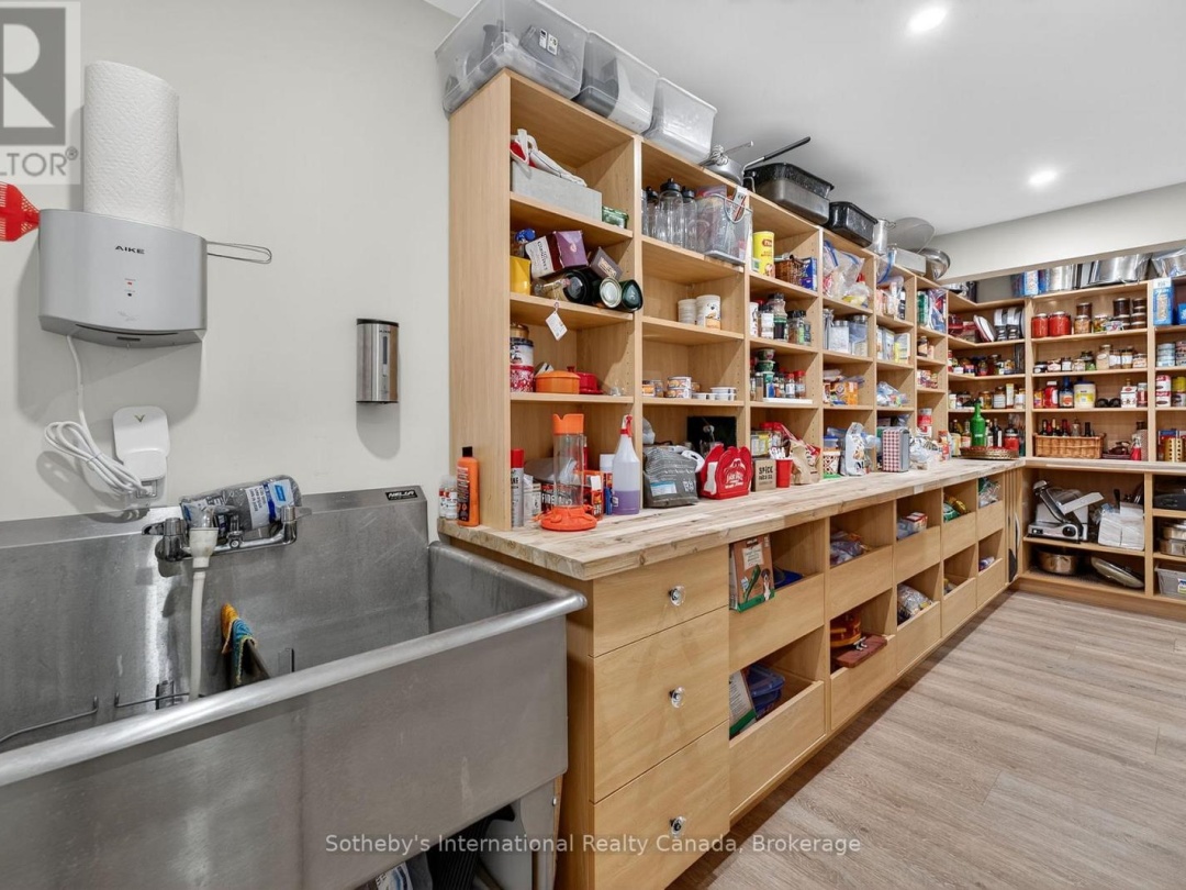 1082 BEAUMONT FARM ROAD, Muskoka River