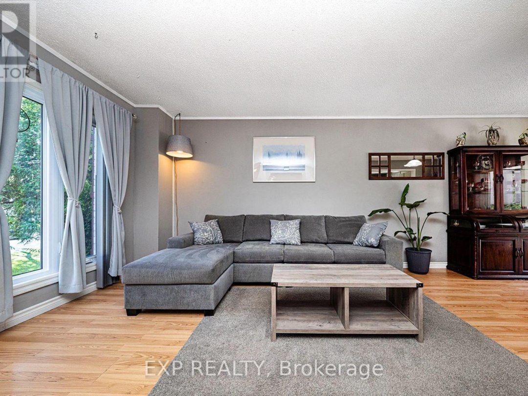 8 PINEWOOD BOULEVARD, 