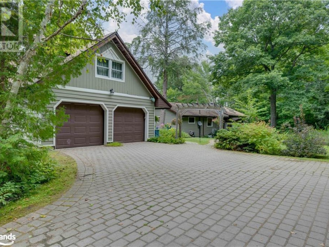 1073 Elzner Road, Reay Lake