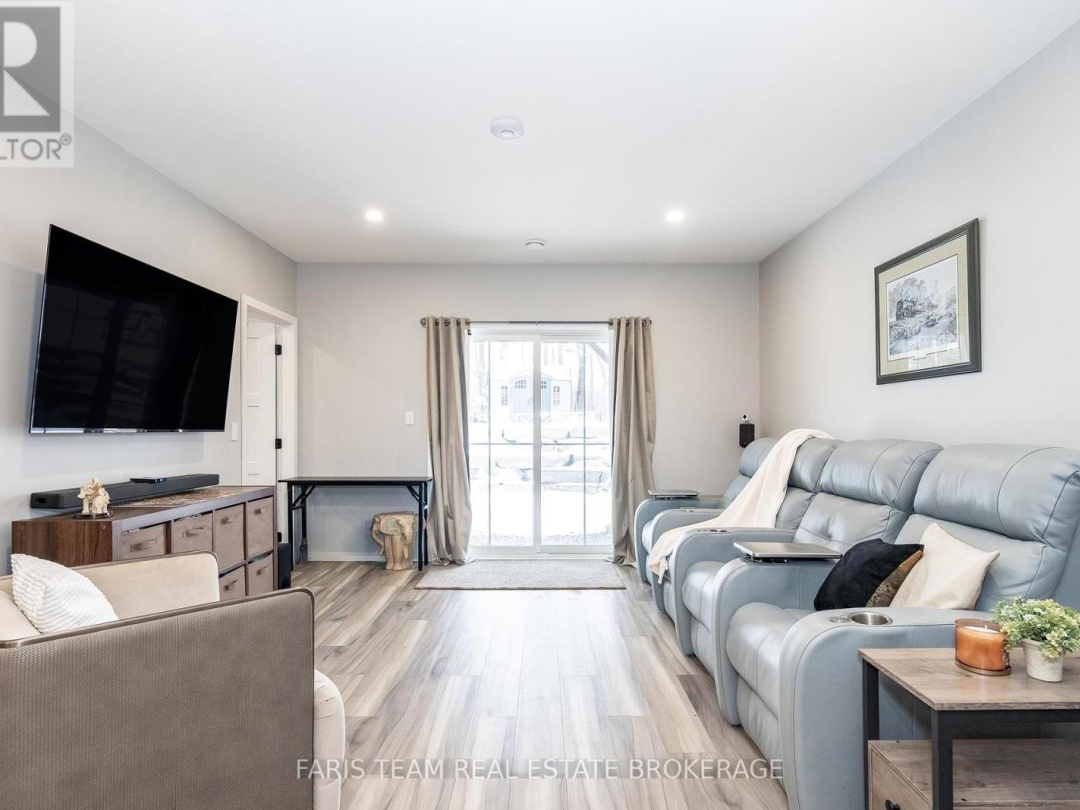 32 LEISURE COURT, 