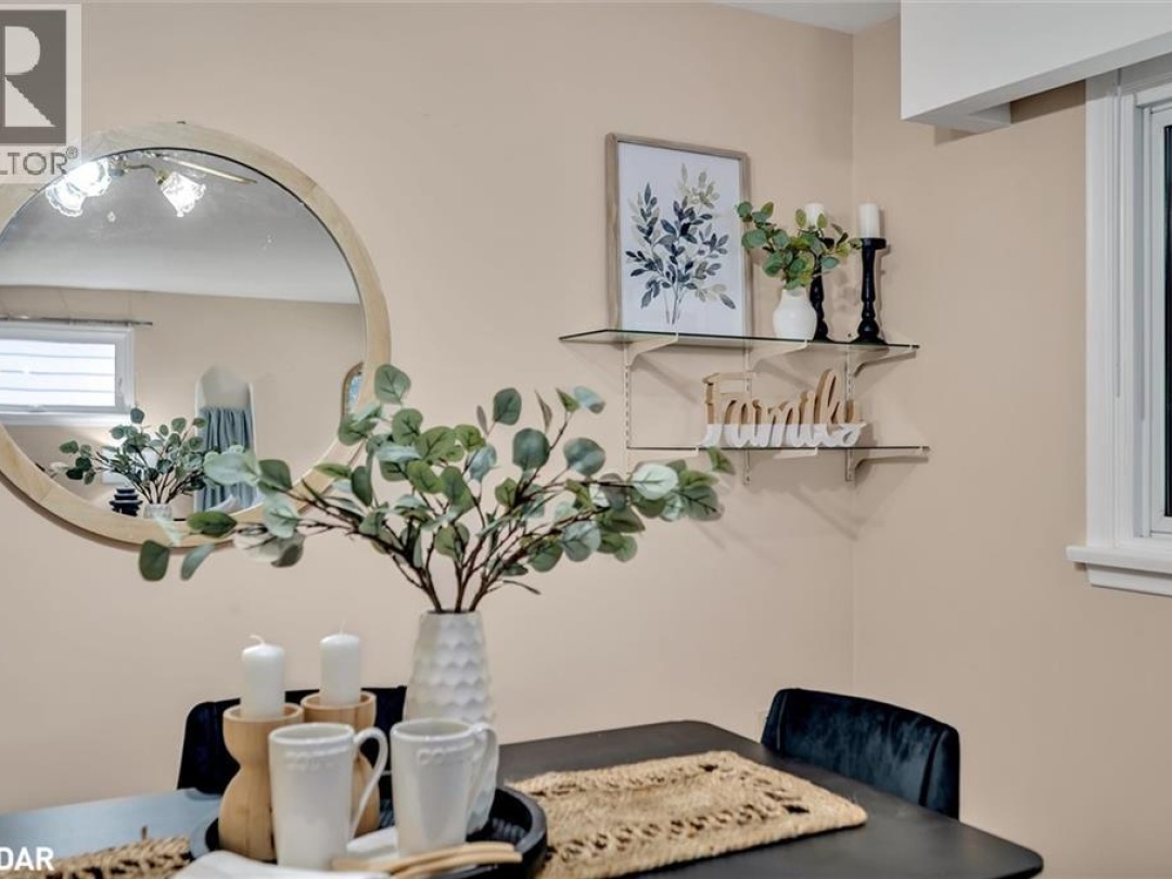 28 BOND Street E, 