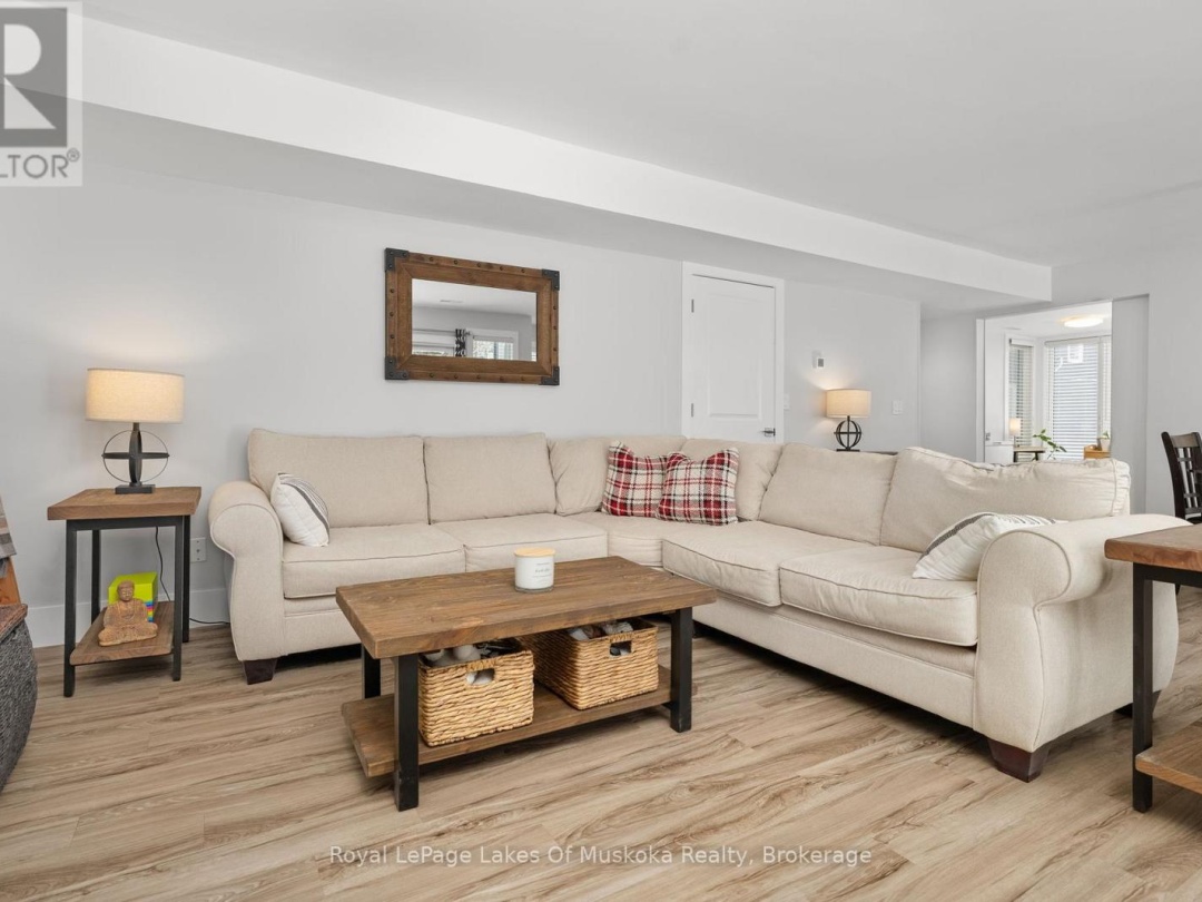 4 - 1551 HIDDEN VALLEY ROAD, Peninsula Lake