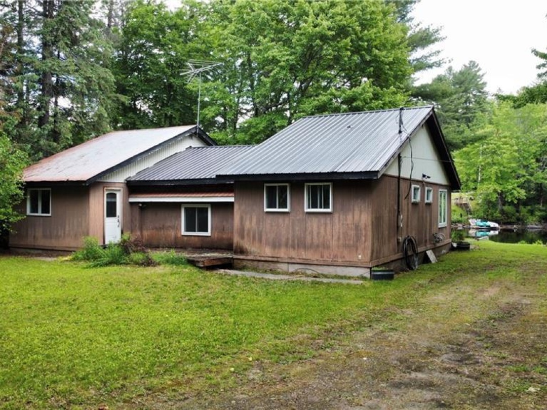 2424 Fraserburg Road, Muskoka River