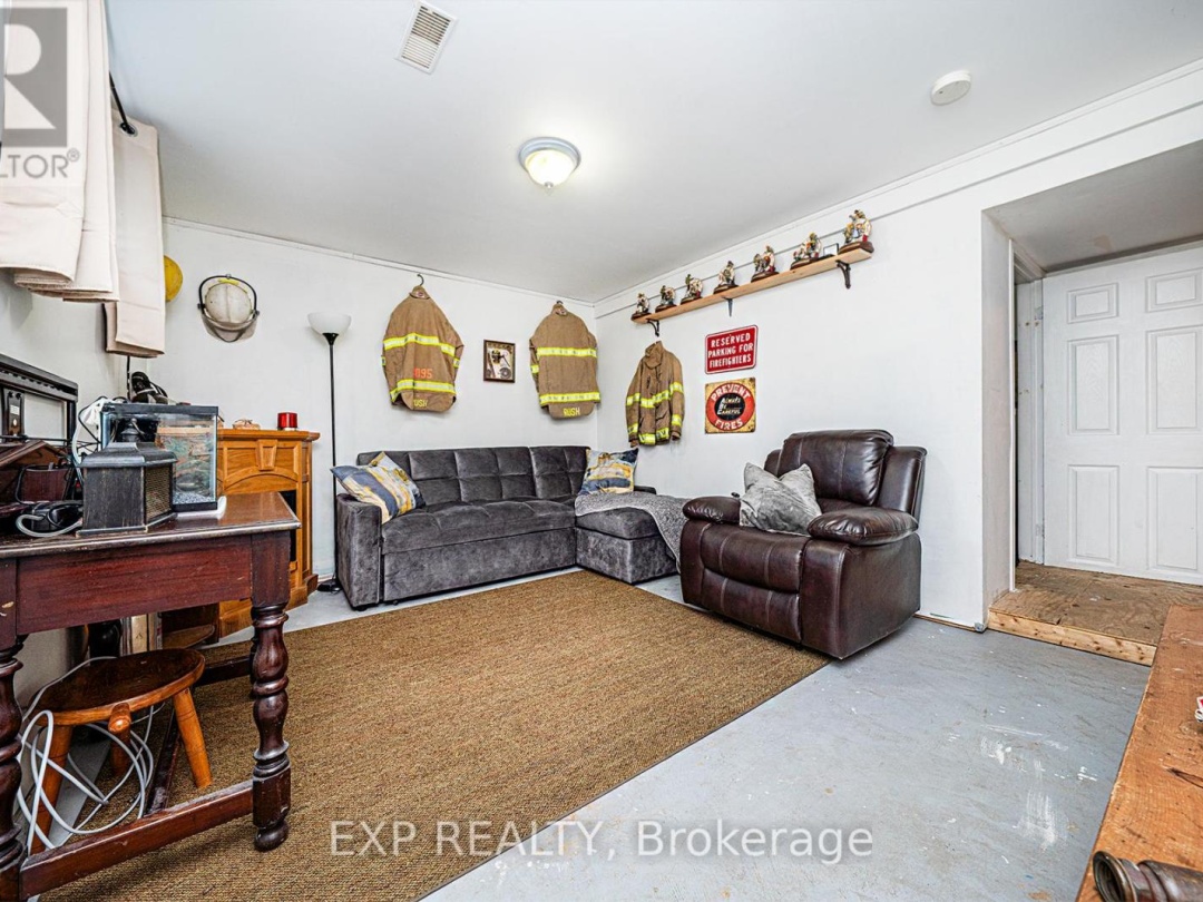 8 PINEWOOD BOULEVARD, 